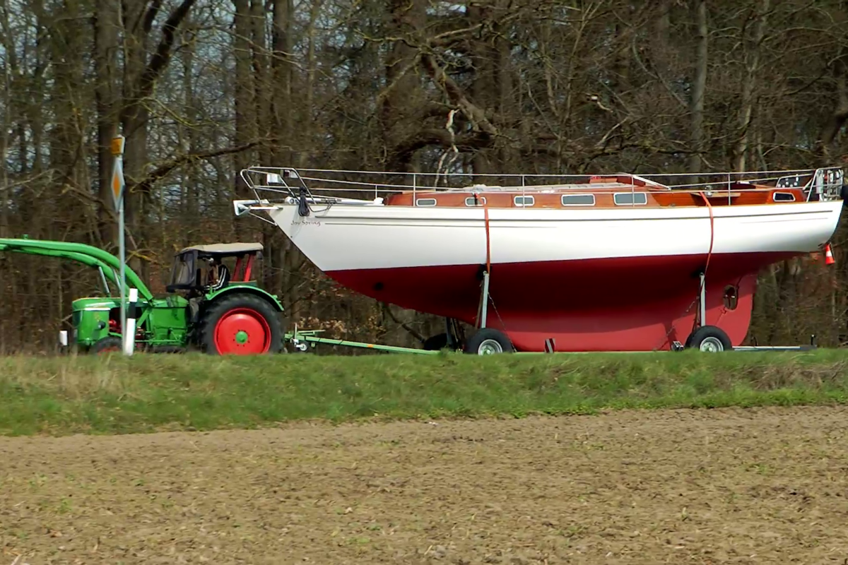 Joy Spring beim Transport übers Land